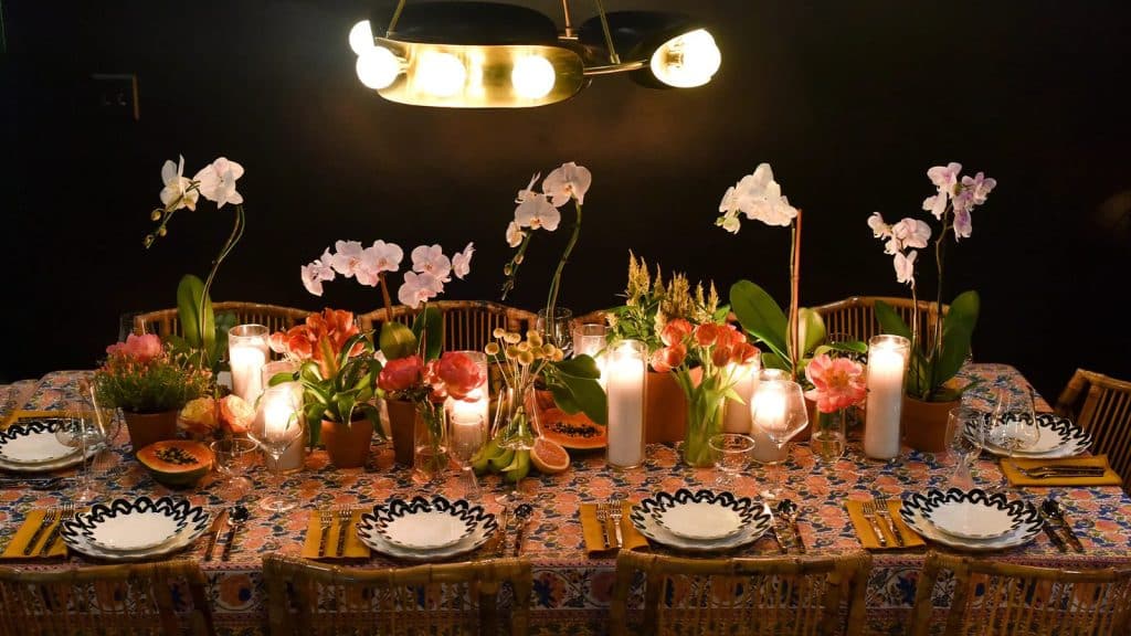 夜の食卓を表す画像