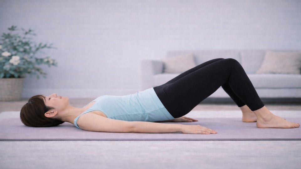 ピラティスのスモール・ペルビック・ティルトのポーズ画像